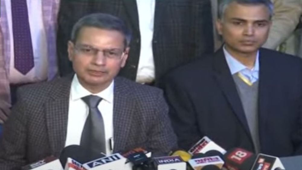 ਪੰਜਾਬ ਦੇ ਡੀਜੀਪੀ ਗੌਰਵ ਯਾਦਵ ਨੇ ਖਨੌਰੀ ਬਾਰਡਰ ‘ਤੇ 20 ਦਿਨਾਂ ਤੋਂ ਮਰਨ ਵਰਤ ‘ਤੇ ਬੈਠੇ ਕਿਸਾਨ ਆਗੂ ਜਗਜੀਤ ਡੱਲੇਵਾਲ ਨਾਲ ਮੁਲਾਕਾਤ ਕੀਤੀ। ਉਨ੍ਹਾਂ ਦੇ ਨਾਲ ਕੇਂਦਰੀ ਗ੍ਰਹਿ ਮੰਤਰਾਲੇ ਦੇ ਅਧਿਕਾਰੀ ਵੀ ਸਨ। Pic Credit: PTI/Social Media