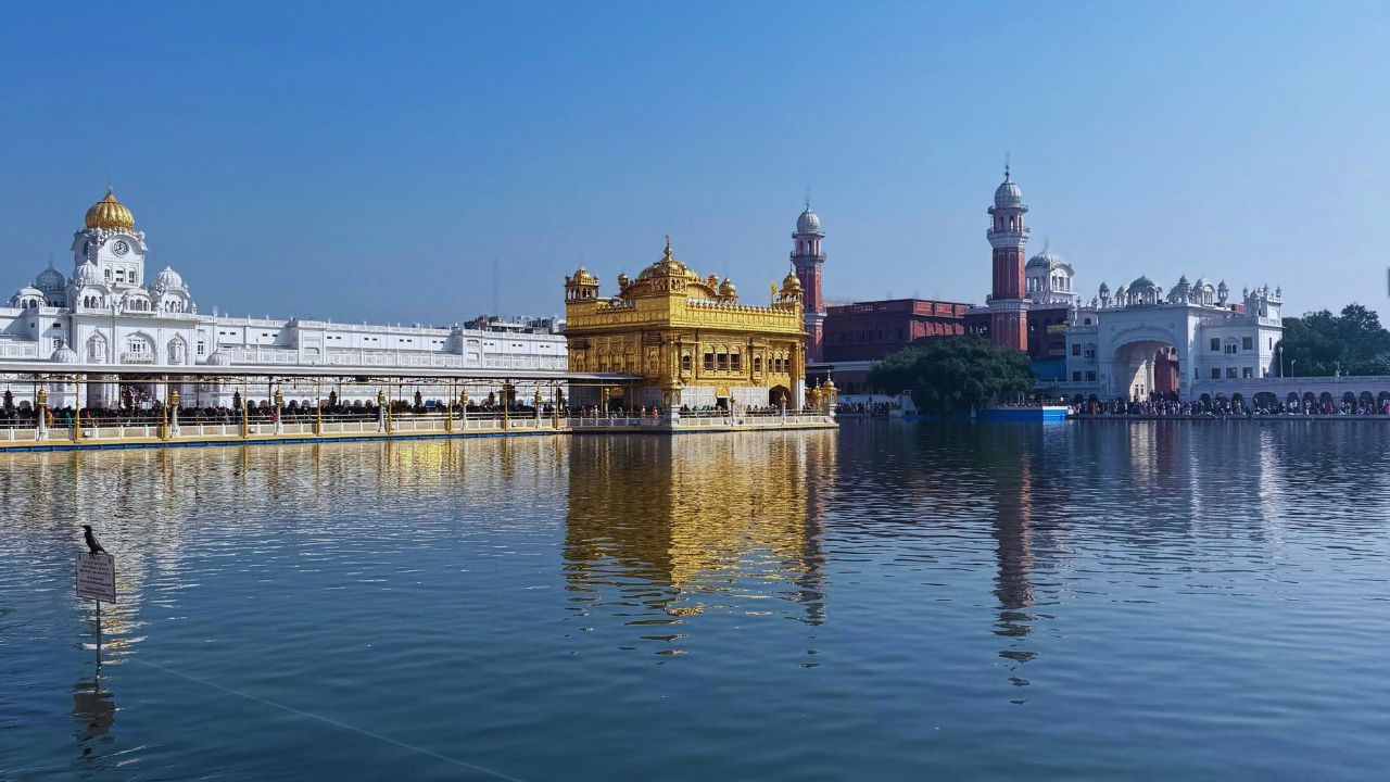 ਹਰਿਮੰਦਰ ਸਾਹਿਬ ਵਿੱਚ ਕਿਵੇਂ ਹੁੰਦਾ ਹੈ ਪ੍ਰਵੇਸ਼, ਜਾਣੋ ਸਕਿਓਰੀਟੀ ਨਿਯਮ Pic Credit: Isha Sharma