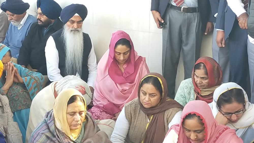 ਸ੍ਰੀ ਕੇਸਗੜ੍ਹ ਸਾਹਿਬ ਵਿਖੇ ਸੰਗਤ ਵਿੱਚ ਬੈਠੇ ਨਜ਼ਰ ਆਏ ਬਠਿੰਡਾ ਤੋਂ MP ਹਰਸਿਮਰਤ ਕੌਰ ਬਾਦਲ।