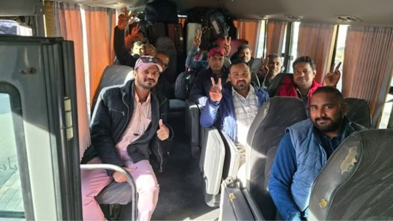 ਸੀਰੀਆ ‘ਚ ਭੜਕ ਰਹੀ ਹੈ ਅੱਗ, 75 ਭਾਰਤੀ ਨਾਗਰਿਕਾਂ ਨੂੰ ਕੱਢਿਆ ਸੁਰੱਖਿਅਤ ਬਾਹਰ ਸੀਰੀਆ ‘ਚ ਭੜਕ ਰਹੀ ਹੈ ਅੱਗ, 75 ਭਾਰਤੀ ਨਾਗਰਿਕਾਂ ਨੂੰ ਕੱਢਿਆ ਸੁਰੱਖਿਅਤ ਬਾਹਰ
