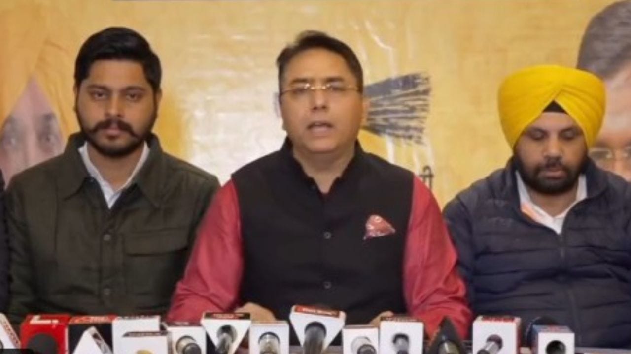 ਆਪ' ਪਾਰਟੀ ਦੇ ਪੰਜਾਬ ਪ੍ਰਧਾਨ ਅਮਨ ਅਰੋੜਾ ਪਹੁੰਚੇ ਨਾਰੀ ਨਿਕੇਤਨ, ਦੇਖੋ Video