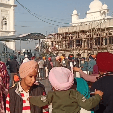 13 ਅਪ੍ਰੈਲ, 1699 ਨੂੰ, ਅਨੰਦਪੁਰ ਸਾਹਿਬ ਦੇ ਕੇਸ਼ਗੜ੍ਹ ਵਿੱਚ ਇੱਕ ਵਿਸ਼ਾਲ ਇਕੱਠ ਹੋਇਆ। ਹਜ਼ਾਰਾਂ ਲੋਕ ਸ਼ਾਮਲ ਹੋਏ। ਉਸ ਸਮੇਂ, ਦੇਸ਼ ਵਿੱਚ ਮੁਗਲਾਂ ਦੇ ਅੱਤਿਆਚਾਰ ਆਪਣੇ ਸਿਖਰ 'ਤੇ ਸਨ, ਅਤੇ ਧਰਮ ਦੀ ਰੱਖਿਆ ਲਈ ਇੱਕ ਮਜ਼ਬੂਤ, ਨਿਡਰ ਅਤੇ ਸਮਰਪਿਤ ਭਾਈਚਾਰੇ ਦੀ ਲੋੜ ਮਹਿਸੂਸ ਕੀਤੀ ਜਾ ਰਹੀ ਸੀ। ਗੁਰੂ ਗੋਬਿੰਦ ਸਿੰਘ ਜੀ ਨੇ ਇਸ ਉਦੇਸ਼ ਲਈ ਇਹ ਵਿਸ਼ੇਸ਼ ਇਕੱਠ ਬੁਲਾਇਆ ਸੀ। ਕਿਹਾ ਜਾਂਦਾ ਹੈ ਕਿ ਇਸ ਦੌਰਾਨ ਇੱਕ ਵਿਸ਼ੇਸ਼ ਮਾਂ ਦੁਰਗਾ ਯੱਗ ਵੀ ਕੀਤਾ ਗਿਆ ਸੀ। ਮਾਹੌਲ ਬਹੁਤ ਧਾਰਮਿਕ ਅਤੇ ਗੰਭੀਰ ਸੀ, ਪਰ ਕੋਈ ਵੀ ਅੰਦਾਜ਼ਾ ਨਹੀਂ ਲਗਾ ਸਕਿਆ ਸੀ ਕਿ ਕੁਝ ਪਲਾਂ ਵਿੱਚ ਇਤਿਹਾਸ ਸਿਰਜਨ ਵਾਲਾ ਹੈ।