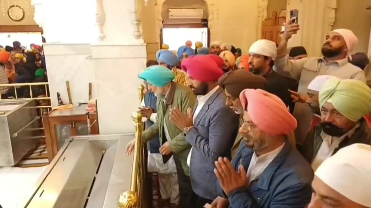 ਫਤਿਹਗੜ੍ਹ ਸਾਹਿਬ ‘ਚ ਨਤਮਸਤਕ ਹੋਈ ਕਾਂਗਰਸ ਲੀਡਰਸ਼ਿਪ, ਗੁਰੂ ਸਾਹਿਬ ਦੇ ਪਰਿਵਾਰ ਦੀ ਕੁਰਬਾਨੀ ਨੂੰ ਕੀਤਾ ਯਾਦ ਫਤਿਹਗੜ੍ਹ ਸਾਹਿਬ ‘ਚ ਨਤਮਸਤਕ ਹੋਈ ਕਾਂਗਰਸ ਲੀਡਰਸ਼ਿਪ, ਗੁਰੂ ਸਾਹਿਬ ਦੇ ਪਰਿਵਾਰ ਦੀ ਕੁਰਬਾਨੀ ਨੂੰ ਕੀਤਾ ਯਾਦ