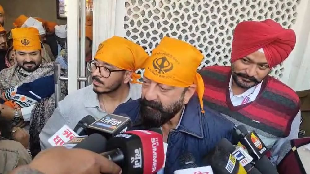ਗੁਰੂ ਘਰ ਚ ਮੱਥਾ ਟੇਕ ਕੇ ਸੰਜੂ ਬਾਬਾ ਕਾਫੀ ਭਾਵੁਕ ਅਤੇ ਉਤਸ਼ਾਹਿਤ ਨਜ਼ਰ ਆਏ। ਉਨ੍ਹਾਂ ਨੇ ਕਿਹਾ ਕਿ ਉਹ ਇੱਥੇ ਆ ਕੇ ਪਰਮ ਸ਼ਾਂਤੀ ਮਹਿਸੂਸ ਕਰ ਰਹੇ ਹਨ।