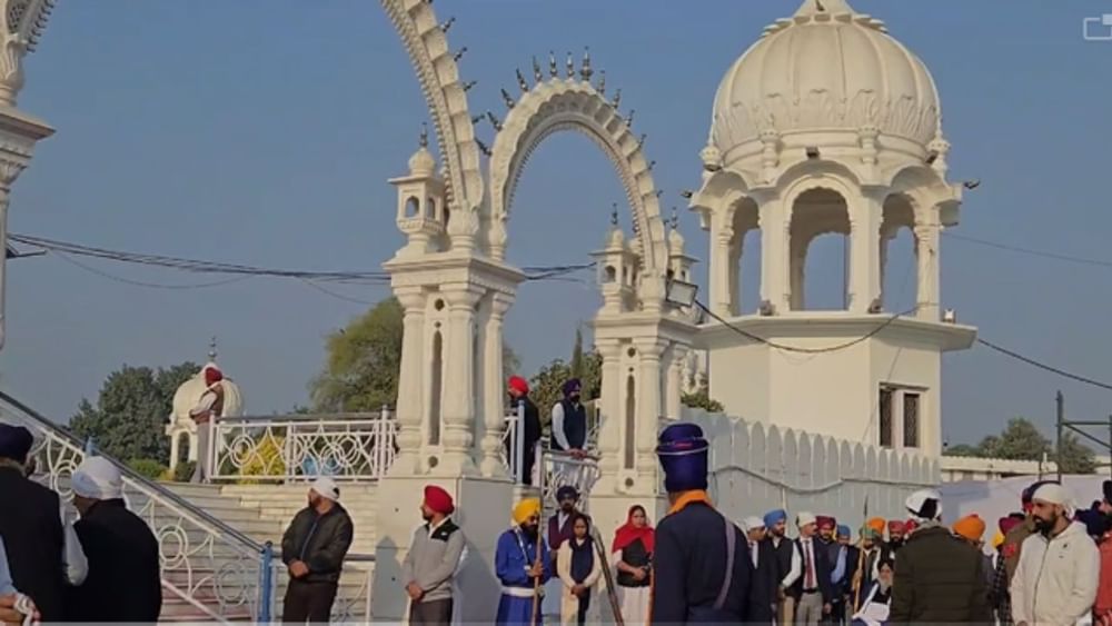 ਅੱਜ ਸੁਖਬੀਰ ਸਿੰਘ ਬਾਦਲ ਦੀ ਸਜ਼ਾ ਦਾ 7ਵਾਂ ਦਿਨ ਹੈ। ਇਸ ਤੋਂ ਪਹਿਲਾਂ ਸੁਖਬੀਰ ਸਿੰਘ ਬਾਦਲ ਹਰਿਮੰਦਰ ਸਾਹਿਬ ਜੀ ਅੰਮ੍ਰਿਤਸਰ, ਤਖ਼ਤ ਸ੍ਰੀ ਕੇਸ਼ਗੜ੍ਹ ਸਾਹਿਬ, ਸ੍ਰੀ ਫਤਹਿਗੜ੍ਹ ਸਾਹਿਬ ਵਿੱਚ ਸਜ਼ਾ ਤਹਿਤ ਸੇਵਾ ਕਰ ਚੁੱਕੇ ਹਨ।