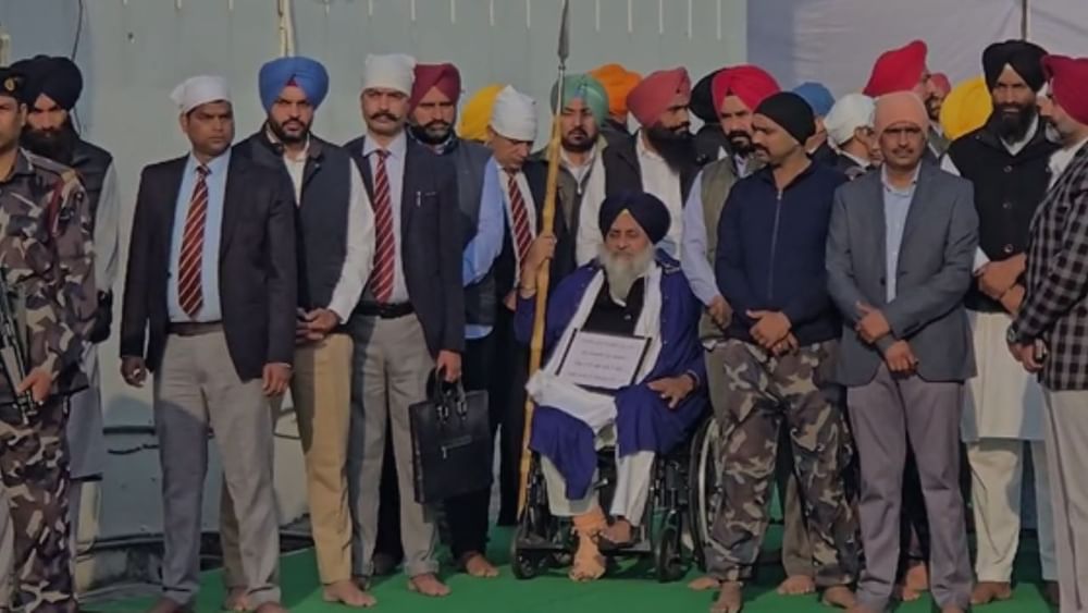 ਇਸ ਦੌਰਾਨ ਦਲਜੀਤ ਸਿੰਘ ਚੀਮ, ਬਲਵਿੰਦਰ ਸਿੰਘ ਭੂੰਦੜ ਸਣੇ ਤਮਾਮ ਅਕਾਲੀ ਦਲ ਦੀ ਲੀਡਰਸ਼ਿਪ ਨਜ਼ਰ ਆਈ। ਸ਼੍ਰੀ ਅਕਾਲ ਤਖ਼ਤ ਸਾਹਿਬ ਵੱਲੋਂ ਸੁਣਾਈ ਸਜ਼ਾ ਸੁਖਬੀਰ ਸਿੰਘ ਬਾਦਲ ਦੇ ਨਾਲ ਸੁਖਦੇਵ ਸਿੰਘ ਢੀਂਡਸਾ ਵੀ ਭੁਗਤ ਰਹੇ ਹਨ।