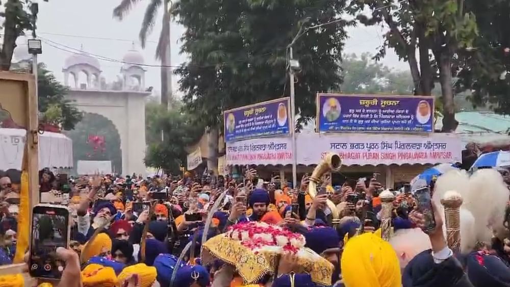1705 ਵਿੱਚ ਜਦੋਂ ਮੁਗਲਾਂ ਨੇ ਗੁਰੂ ਗੋਬਿੰਦ ਸਿੰਘ ਜੀ ਤੋਂ ਬਦਲਾ ਲੈਣ ਲਈ ਸਰਸਾ ਨਦੀ ਦੇ ਕੰਢੇ ਉੱਤੇ ਹਮਲਾ ਕੀਤਾ ਤਾਂ ਗੁਰੂ ਜੀ ਦਾ ਪਰਿਵਾਰ ਉਨ੍ਹਾਂ ਤੋਂ ਵਿਛੜ ਗਿਆ। ਗੁਰੂ ਜੀ ਤੋਂ ਵਿਛੜਨ ਤੋਂ ਬਾਅਦ, ਮਾਤਾ ਗੁਜਰੀ ਆਪਣੇ ਰਸੋਈਏ ਗੰਗੂ ਨਾਲ ਛੋਟੇ ਸਾਹਿਬਜ਼ਾਦਿਆਂ ਬਾਬਾ ਜ਼ੋਰਾਵਰ ਸਿੰਘ ਅਤੇ ਬਾਬਾ ਫਤਹਿ ਸਿੰਘ ਨਾਲ ਮੋਰਿੰਡਾ ਵਿਖੇ ਆਪਣੇ ਘਰ ਚਲੇ ਗਏ ਸਨ।
