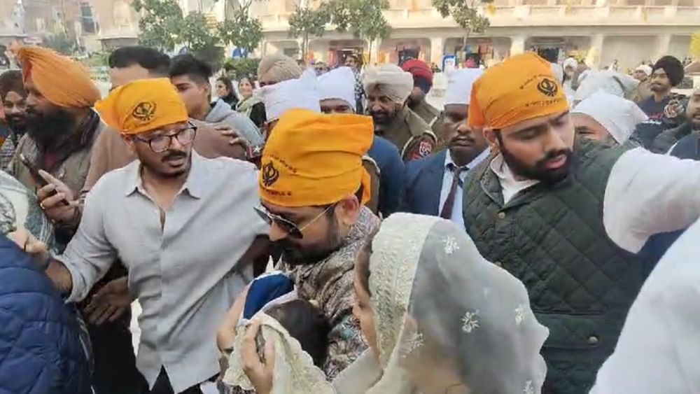 ਉੱਧਰ, ਬਾਲੀਵੁੱਡ ਅਦਾਕਾਰੀ ਯਾਮੀ ਗੌਤਮ ਆਪਣੇ ਪਰਿਵਾਰ ਨਾਲ ਹਰਿਮੰਦਿਰ ਸਾਹਿਬ ਪਹੁੰਚੇ ਸਨ। ਉਨ੍ਹਾਂ ਦੇ ਪਤੀ ਆਦਿੱਤਿਆ ਧਰ ਨੇ ਮੀਡੀਆ ਨਾਲ ਗੱਲਬਾਤ ਦੌਰਾਨ ਕਿਹਾ ਕਿ ਇੱਥੇ ਆ ਕੇ ਉਨ੍ਹਾਂ ਦੀ ਬਹੁਤ ਪੁਰਾਣੀ ਇੱਥਾ ਪੂਰੀ ਹੋ ਗਈ।