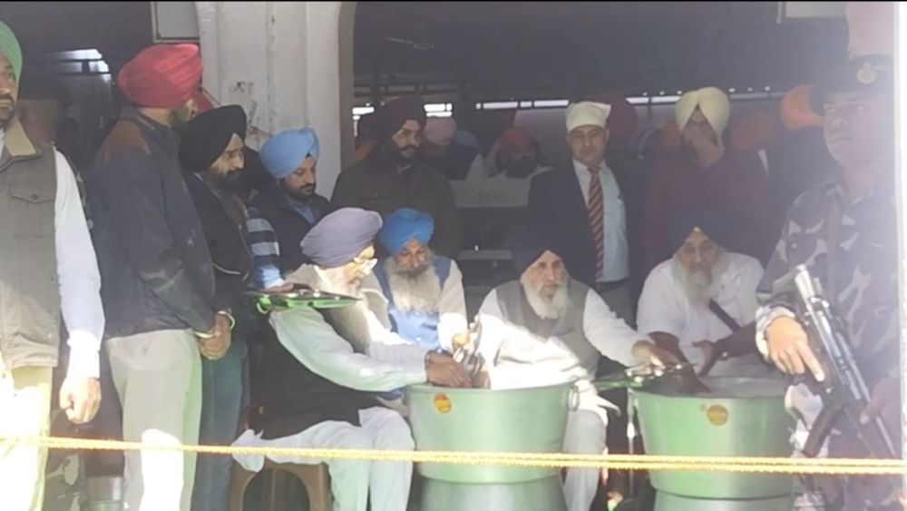 ਸੁੱਚਾ ਸਿੰਘ ਲੰਗਾਹ, ਹੀਰਾ ਸਿੰਘ ਗਾਬੜੀਆ, ਬਲਵਿੰਦਰ ਸਿੰਘ ਭੂੰਦੜ, ਦਲਜੀਤ ਚੀਮਾ, ਗੁਲਜ਼ਾਰ ਸਿੰਘ ਰਣੀਕੇ ਨੂੰ ਸੰਗਤਾਂ ਲਈ ਬਣੇ ਬਾਥਰੂਮਾਂ ਦੀ ਸਫ਼ਾਈ ਕਰਨ ਦੇ ਆਦੇਸ਼ ਦਿੱਤੇ ਗਏ ।