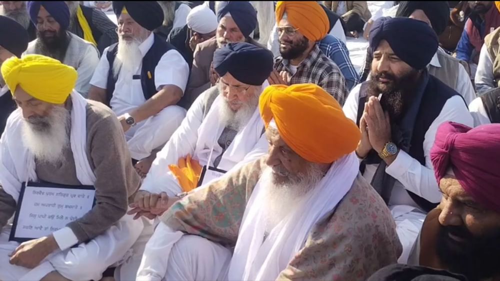 ਇੱਕ ਘੰਟਾ ਸੇਵਾ ਨਿਭਾਉਣ ਤੋਂ ਬਾਅਦ ਉਨ੍ਹਾਂ ਨੇ ਸਿਮਰਨ ਕੀਤਾ। ਇਸ ਤੋਂ ਬਾਅਦ ਸੁਖਬੀਰ ਸਿੰਘ ਬਾਦਲ ਨੇ ਲੰਗਰ ਹਾਲ ਵਿੱਚ ਝੂਠੇ ਭਾਂਡੀਆਂ ਦੀ ਸਫਾਈ ਦੀ ਸੇਵਾ ਵੀ ਕੀਤੀ।