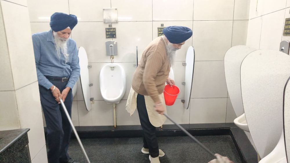 ਮਾਮਲੇ ਵਿੱਚ ਮੁੱਖ ਗੁਨਾਹਗਾਰ ਸੀਨੀਅਰ ਲੀਡਰ ਪ੍ਰੇਮ ਸਿੰਘ ਚੰਦੂਮਾਜਰਾ ਨੂੰ ਵੀ ਸਜਾ ਸੁਨਾਈ ਗਈ। ਸੁਣਾਈ ਸਜ਼ਾ ਮੁਤਾਬਕ ਪ੍ਰੇਮ ਸਿੰਘ ਚੰਦੂਮਾਜਰਾਵੱਲੋਂ ਪਖਾਣਿਆਂ ਦੀ ਸਾਫਾਈ ਵੀ ਕੀਤੀ ਗਈ।