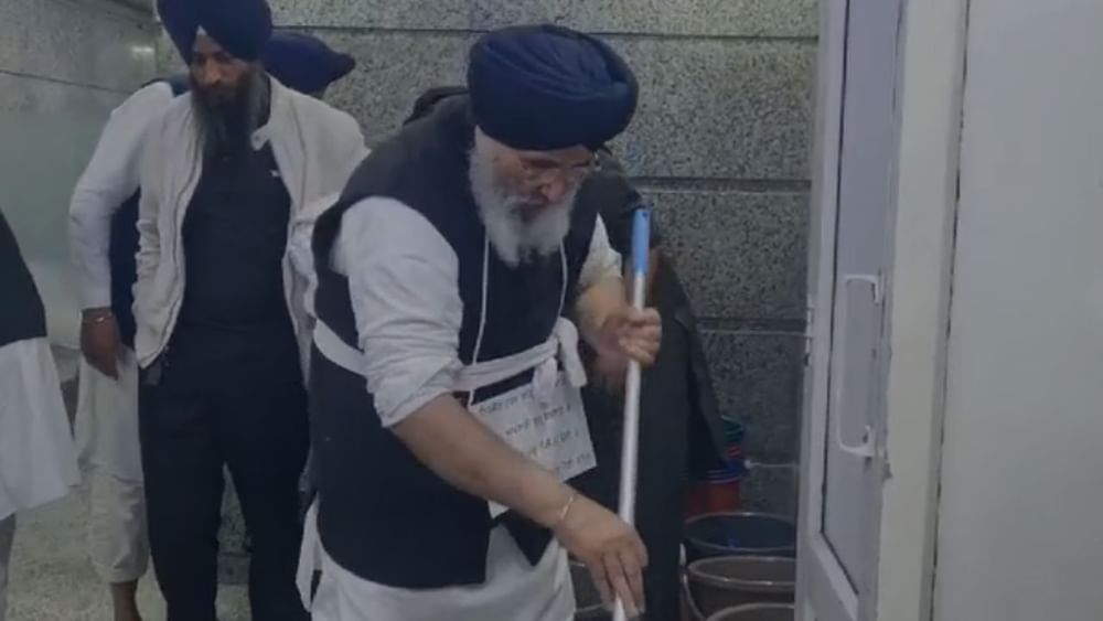 ਸ੍ਰੀ ਅਕਾਲ ਤਖਤ ਵੱਲੋਂ ਸੁਣਾਈ ਸਜ਼ਾ ਮੁਤਾਬਕ ਦਲਜੀਤ ਚੀਮਾ ਵੱਲੋਂ ਪਖਾਣਿਆਂ ਦੀ ਸਾਫਾਈ ਵੀ ਕੀਤੀ ਗਈ। ਇਸ ਦੌਰਾਨ ਹੋਰ ਅਕਾਲੀ ਦਲ ਆਗੂ ਵੀ ਸਾਫਾਈ ਕਰਦੇ ਨਜ਼ਰ ਆਏ।
