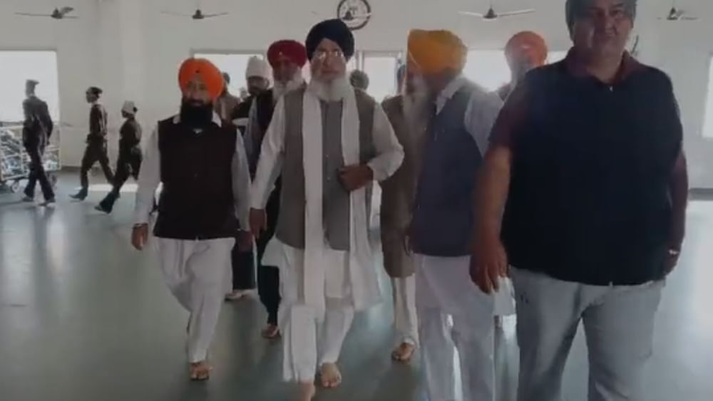 ਅਕਾਲੀ ਦਲ ਦੇ ਸੀਨੀਅਰ ਆਗੂ ਅਤੇ ਬੁਲਾਰੇ ਡਾ.ਦਲਜੀਤ ਸਿੰਘ ਚੀਮਾ ਨੇ ਕਿਹਾ ਕਿ ਇਸ ਵੇਲੇ ਹਰ ਕੋਈ ਸ੍ਰੀ ਅਕਾਲ ਤਖ਼ਤ ਸਾਹਿਬ ਵੱਲੋਂ ਸੁਣਾਈ ਸਜ਼ਾ ਨੂੰ ਪੂਰਾ ਕਰਨ ਵਿੱਚ ਰੁੱਝਿਆ ਹੋਇਆ ਹੈ।