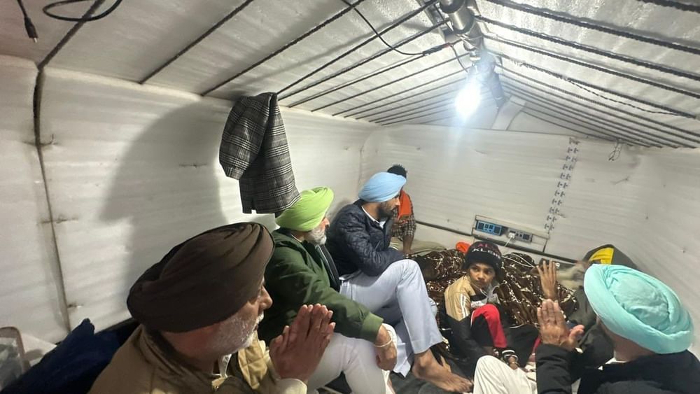 ਡਾਕਟਰਾਂ ਦਾ ਕਹਿਣਾ ਹੈ ਕਿ ਡੱਲੇਵਾਲ ਨੂੰ ਸਾਈਲੈਂਟ ਹਾਰਟ ਅਟੈਕ ਦਾ ਖਤਰਾ ਹੈ। ਉਹਨਾਂ ਦਾ ਸਰੀਰ ਕਮਜ਼ੋਰ ਹੋ ਗਿਆ ਹੈ। ਉਨ੍ਹਾਂ ਨੂੰ ਹਸਪਤਾਲ ਵਿਚ ਭਰਤੀ ਕਰਵਾਉਣਾ ਜ਼ਰੂਰੀ ਹੈ। Pic Credit: Social Media