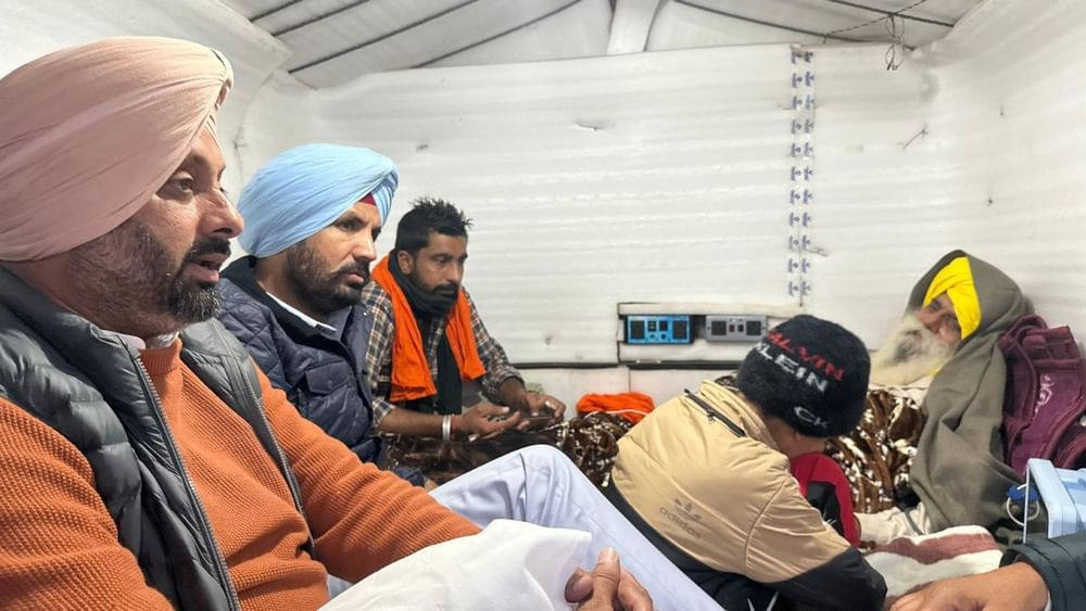 ਕਿਸਾਨ ਆਗੂ ਜਗਜੀਤ ਸਿੰਘ ਡੱਲੇਵਾਲ ਨੂੰ ਮਿਲਣ ਅੱਜ ਪੰਜਾਬ ਕਾਂਗਰਸ ਦੇ ਕਈ ਦਿੱਗਜ ਆਗੂ ਖਨੌਰੀ ਬਾਰਡਰ ਪਹੁੰਚੇ ਸਨ। ਜਿੱਥੇ ਆਗੂਆਂ ਨੇ ਉਨ੍ਹਾਂ ਨਾਲ ਮੁਲਾਕਾਤ ਕਰ ਸਿਹਤ ਦਾ ਪਤਾ ਲਿਆ। Pic Credit: Social Media