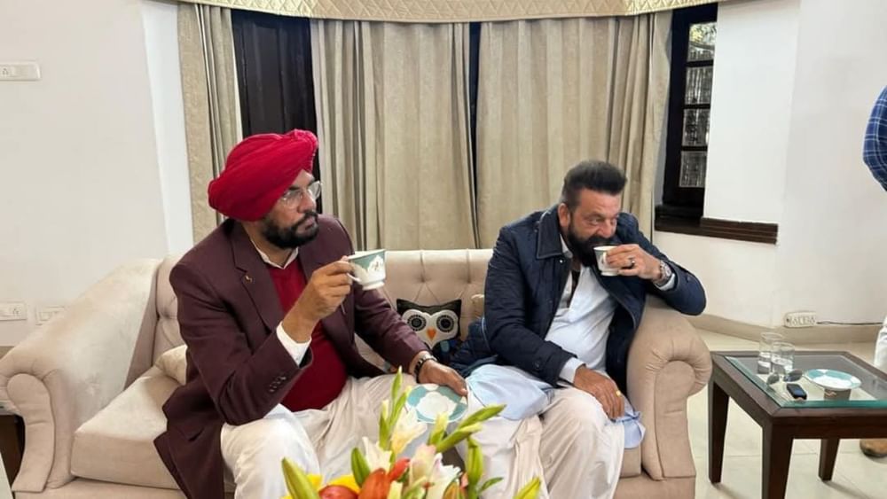 ਗੱਲ ਕਰੀਏ ਬਾਲੀਵੁੱਡ ਕਲਾਕਾਰ ਸੰਜੂ ਬਾਬਾ ਯਾਨੀ ਸੰਜੇ ਦੱਤ ਦੀ ਤਾਂ ਉਨ੍ਹਾਂ ਨੇ ਪੰਜਾਬ ਦੇ ਆਮ ਆਦਮੀ ਪਾਰਟੀ ਦੇ ਕੈਬਨਿਟ ਮੰਤਰੀ ਕੁਲਦੀਪ ਸਿੰਘ ਧਾਲੀਵਾਲ ਨਾਲ ਵੀ ਮੁਲਾਕਾਤ ਕੀਤੀ ਹੈ।