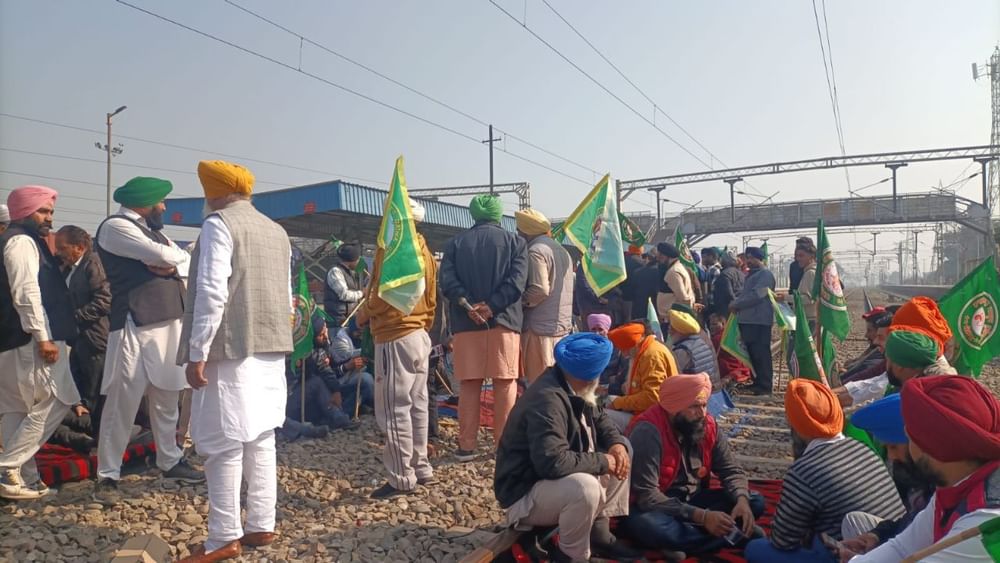 ਸ਼ਾਨ-ਏ-ਪੰਜਾਬ ਐਕਸਪ੍ਰੈਸ, ਕਰਮਭੂਮੀ ਐਕਸਪ੍ਰੈਸ, ਸਿਆਲਦਾਹ ਐਕਸਪ੍ਰੈਸ ਅਤੇ ਦਾਦਰ ਐਕਸਪ੍ਰੈਸ ਸਮੇਤ ਚਾਰ ਯਾਤਰੀ ਰੇਲ ਗੱਡੀਆਂ ਲੁਧਿਆਣਾ ਸਟੇਸ਼ਨ ਤੇ ਫਸੀਆਂ ਰਹੀਆਂ। ਫਿਲੌਰ, ਫਗਵਾੜਾ, ਜਲੰਧਰ, ਬਿਆਸ ਅਤੇ ਖੰਨਾ, ਸਰਹਿੰਦ, ਰਾਜਪੁਰਾ ਅਤੇ ਅੰਬਾਲਾ ਨੇੜੇ ਕਈ ਗੱਡੀਆਂ ਸਿਗਨਲ ਦੀ ਉਡੀਕ ਵਿੱਚ ਖੜ੍ਹੀਆਂ ਸਨ।