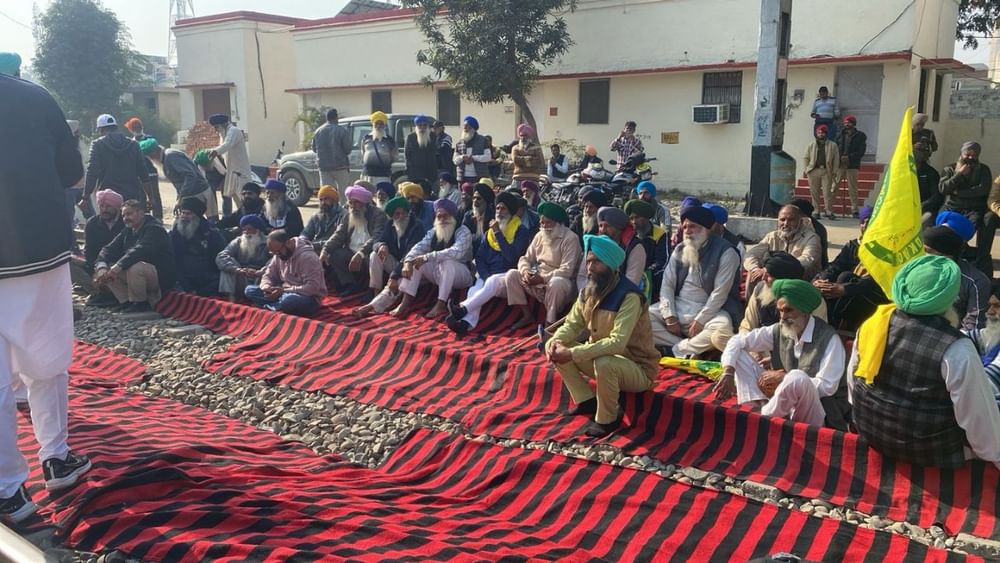 ਲੁਧਿਆਣਾ ਦੇ ਸਾਹਨੇਵਾਲ ਵਿੱਚ ਕਿਸਾਨਾਂ ਵੱਲੋਂ ਰੇਲ ਪਟੜੀ ਤੇ ਬੈਠਣ ਕਾਰਨ ਦਿੱਲੀ-ਅੰਮ੍ਰਿਤਸਰ-ਦਿੱਲੀ ਮਾਰਗ ਤੇ ਰੇਲ ਆਵਾਜਾਈ ਠੱਪ ਹੋ ਗਈ।