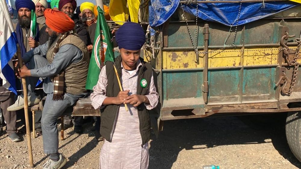 ਸ਼ੰਭੂ ਬਾਰਡਰ ਤੋਂ ਇਲਾਵਾ ਖਨੌਰੀ ਬਾਰਡਰ ‘ਤੇ ਵੀ ਸੁਰੱਖਿਆ ਦੇ ਭਾਰੀ ਪ੍ਰਬੰਧ ਕੀਤੇ ਗਏ ਹਨ। ਹਾਲਾਂਕਿ, ਉਨ੍ਹਾਂ ਨੇ ਫਿਲਹਾਲ ਇਸ ਰਸਤੇ ‘ਤੇ ਅੱਗੇ ਵਧਣ ਤੋਂ ਇਨਕਾਰ ਕਰ ਦਿੱਤਾ ਹੈ।