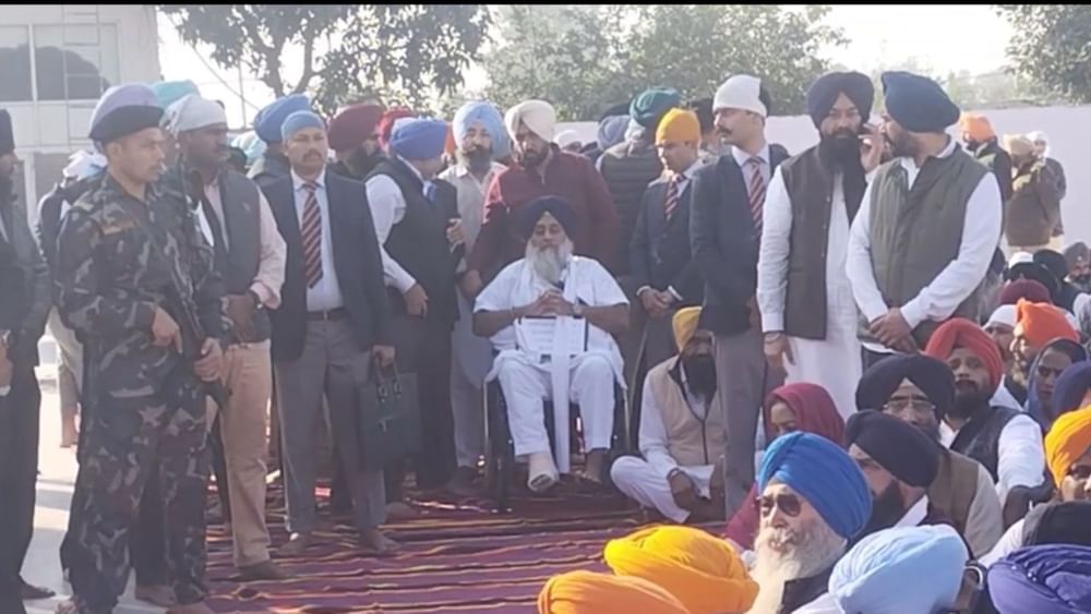 ਇਸ ਦੌਰਾਨ ਉਨ੍ਹਾਂ ਦੇ ਨਾਲ ਅਕਾਲੀ ਦਲ ਦੇ ਹੋਰ ਆਗੂ ਵੀ ਸੇਵਾ ਕਰਦੇ ਨਜ਼ਰ ਆਏ। 4 ਦਸੰਬਰ ਨੂੰ ਦਰਬਾਰ ਸਾਹਿਬ ਵਿਖੇ ਹੋਏ ਸੁਖਬੀਰ ਬਦਾਲ ਦੇ ਹਮਲੇ ਤੋਂ ਬਾਅਦ ਉਨ੍ਹਾਂ ਦੀ ਸੁਰੱਖਿਆ ਵਿੱਚ ਵਾਧਾ ਕਰ ਦਿੱਤਾ ਗਿਆ ਹੈ।