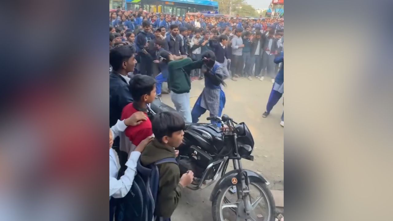Viral Video: ਕੁੜੀਆਂ ਵਿਚਾਲੇ ਹੋਈ ਲੜਾਈ, ਬੈਲਟਾਂ ਨਾਲ ਇਕ-ਦੂਜੇ ‘ਤੇ ਕੀਤਾ ਹਮਲਾ, ਮਜ਼ਾ ਲੈਣ ਮੁੰਡਿਆਂ ਦੀ ਲੱਗੀ ਭੀੜ Viral Video: ਕੁੜੀਆਂ ਵਿਚਾਲੇ ਹੋਈ ਲੜਾਈ, ਬੈਲਟਾਂ ਨਾਲ ਇਕ-ਦੂਜੇ ‘ਤੇ ਕੀਤਾ ਹਮਲਾ, ਮਜ਼ਾ ਲੈਣ ਮੁੰਡਿਆਂ ਦੀ ਲੱਗੀ ਭੀੜ