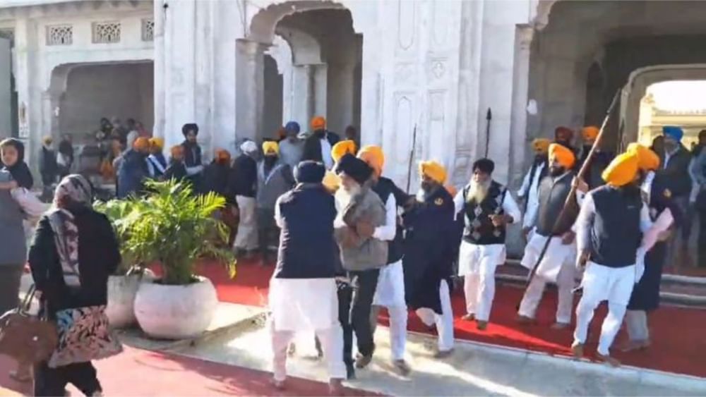 ਸੁਖਬੀਰ ਸਿੰਘ ਬਾਦਲ ‘ਤੇ ਜਾਨਲੇਵਾ ਹਮਲਾ, ਸ੍ਰੀ ਹਰਿਮੰਦਰ ਸਾਹਿਬ ਦੇ ਬਾਹਰ Firing, ਵਾਲ-ਵਾਲ ਬਚੇ