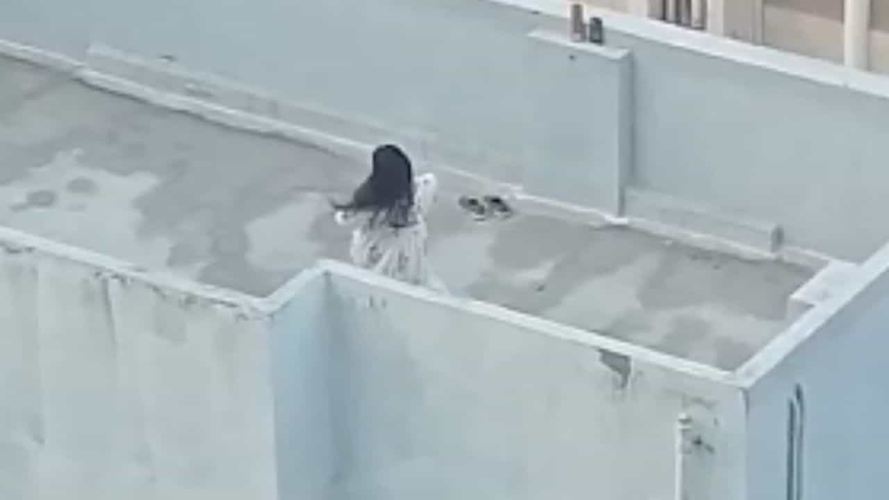 Funny Video: ਛੱਤ ਤੇ ਨੱਚ ਕੇ ਰੀਲ ਬਣਾ ਰਹੀ ਸੀ ਕੁੜੀ, ਅੱਗੇ ਜੋ ਹੋਇਆ... ਦੇਖ ਕੇ ਨਹੀਂ ਰੁਕੇਗਾ ਹਾਸਾ, Video Funny Video: ਛੱਤ ਤੇ ਨੱਚ ਕੇ ਰੀਲ ਬਣਾ ਰਹੀ ਸੀ ਕੁੜੀ, ਅੱਗੇ ਜੋ ਹੋਇਆ... ਦੇਖ ਕੇ ਨਹੀਂ ਰੁਕੇਗਾ ਹਾਸਾ, Video