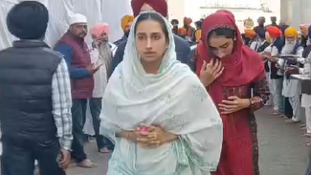 ਸਾਬਕਾ ਡਿਪਟੀ ਸੀਐਮ ਸੁਖਬੀਰ ਬਾਦਲ ਦੀਆਂ ਬੇਟੀਆਂ ਵੀ ਅੱਜ ਸ੍ਰੀ ਕੇਸਗੜ੍ਹ ਸਾਹਿਬ ਵਿਖੇ ਨਤਮਸਤਕ ਹੋਣ ਲਈ ਪਹੁੰਚੇ।