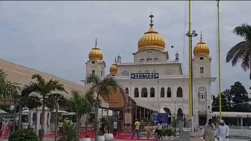 ਸ੍ਰੀ ਅਕਾਲ ਤਖ਼ਤ ਸਾਹਿਬ ਵੱਲੋਂ ਸੁਖਬੀਰ ਸਿੰਘ ਬਾਦਲ ਨੂੰ ਸੁਣਾਈ ਸਜ਼ਾ ਦਾ ਅੱਜ ਪੰਜਵਾਂ ਦਿਨ ਹੈ। ਸ੍ਰੀ ਫਤਹਿਗੜ੍ਹ ਸਾਹਿਬ ਵਿੱਚ ਸੁਖਬੀਰ ਸਿੰਘ ਬਾਦਲ ਨੇ ਅੱਜ ਪਹਿਰੇਦਾਰ ਦਾ ਚੋਲਾ ਪਾ ਕੇ ਹੱਥ ਵਿੱਚ ਬਰਛਾ ਫੜ ਕੇ ਸੇਵਾ ਨਿਭਾਈ।