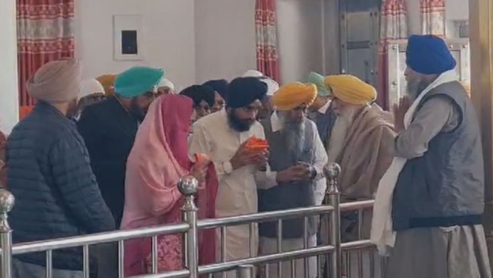 ਇਸ ਮੌਕੇ ਬਠਿੰਡਾ ਤੋਂ MP ਅਤੇ ਸੁਖਬੀਰ ਸਿੰਘ ਬਾਦਲ ਦੀ ਪਤਨੀ ਹਰਸਿਮਰਤ ਕੌਰ ਬਾਦਲ ਆਪਣੇ ਪੁੱਤਰ ਅੰਤਰਵੀਰ ਸਿੰਘ ਨਾਲ ਸ੍ਰੀ ਕੇਸਗੜ੍ਹ ਸਾਹਿਬ ਨਤਮਸਤਕ ਹੋਣ ਪਹੁੰਚੇ।