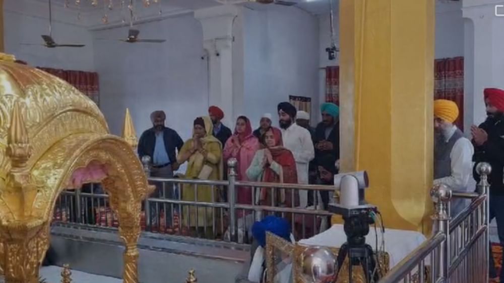 ਸੁਖਬੀਰ ਸਿੰਘ ਬਾਦਲ ਦੀ ਪਤਨੀ ਹਰਸਿਮਰਤ ਕੌਰ ਬਾਦਲ ਨੇ ਆਪਣੇ ਪੁੱਤਰ ਨਾਲ ਸ੍ਰੀ ਕੇਸਗੜ੍ਹ ਸਾਹਿਬ ਵਿਖੇ ਕੜ੍ਹਾਹ ਪ੍ਰਸਾਦ ਵੀ ਚੜ੍ਹਾਇਆ ਅਤੇ ਕੀਰਤਨ ਸਰਵਨ ਕੀਤਾ।