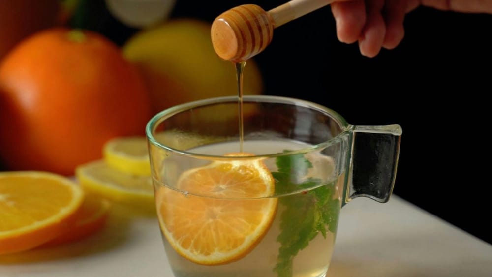 ਲੋਕ ਸਰਦੀਆਂ ਵਿੱਚ ਨਿੰਬੂ ਤੋਂ ਪਰਹੇਜ਼ ਕਰਦੇ ਹਨ, ਜਦੋਂ ਕਿ ਨਿੰਬੂ ਵਿਟਾਮਿਨ ਸੀ ਦਾ ਇੱਕ ਵਧੀਆ ਸਰੋਤ ਹੈ, ਇਸ ਲਈ ਇਹ ਸਕਿਨ ਲਈ ਸ਼ਾਨਦਾਰ ਹੈ। ਸਿਹਤਮੰਦ ਸਕਿਨ ਲਈ ਤੁਸੀਂ ਨਿੰਬੂ ਵਾਲੀ ਚਾਹ ਪੀ ਸਕਦੇ ਹੋ। ਪਾਣੀ ਗਰਮ ਕਰੋ। ਜਦੋਂ ਇਹ ਕੋਸਾ ਰਹਿ ਜਾਵੇ ਤਾਂ ਨਿੰਬੂ ਅਤੇ ਸ਼ਹਿਦ ਮਿਲਾ ਕੇ ਪੀਓ। ਇਹ ਸਕਿਨ ਨੂੰ ਹਾਈਡ੍ਰੇਟ ਵੀ ਕਰੇਗਾ, ਵਿਟਾਮਿਨ ਸੀ ਸਕਿਨ ਨੂੰ ਸੁਧਾਰੇਗਾ ਅਤੇ ਇਸ ਨੂੰ ਚਮਕਦਾਰ ਬਣਾਵੇਗਾ, ਅਤੇ ਸ਼ਹਿਦ ਵੀ ਸਕਿਨ ਲਈ ਬਹੁਤ ਫਾਇਦੇਮੰਦ ਹੈ। ਇਹ ਡਰਿੰਕ ਵਜ਼ਨ ਨੂੰ ਬਰਕਰਾਰ ਰੱਖਣ 'ਚ ਵੀ ਮਦਦ ਕਰੇਗਾ।