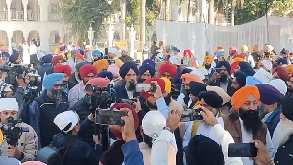 ਸ੍ਰੀ ਹਰਿਮੰਦਰ ਸਾਹਿਬ ਵਿਖੇ ਸੇਵਾ ਪੂਰੀ ਕਰਨ ਤੋਂ ਬਾਅਦ ਅੱਜ ਤੀਜੇ ਦਿਨ ਸ੍ਰੀ ਕੇਸਗੜ੍ਹ ਸਾਹਿਬ ਵਿਖੇ ਸੇਵਾ ਅਕਾਲੀ ਆਗੂ ਵੀ ਸੇਵਾ ਕਰਨਗੇ। ਇਸ ਮੌਕੇ ਅਕਾਲੀ ਆਗੂ ਬਿਕਰਮਜੀਤ ਸਿੰਘ ਮਜਿਠੀਆ ਅਤੇ ਡਾ.ਦਲਜੀਤ ਚੀਮਾ ਵੀ ਪਹੁੰਚੇ।