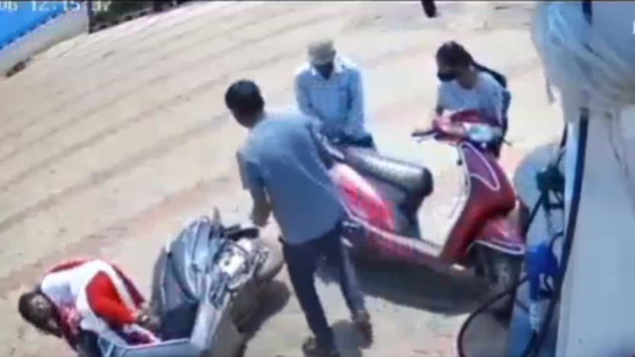 Viral Video: ਪਾਪਾ ਦੀ ਪਰੀ ਨੇ ਪੈਟਰੋਲ ਪੰਪ ਤੇ ਕੱਢਿਆ ਲੋਕਾਂ ਦਾ ਤੇਲ, ਵੀਡੀਓ ਹੋਈ ਵਾਇਰਲ Viral Video: ਪਾਪਾ ਦੀ ਪਰੀ ਨੇ ਪੈਟਰੋਲ ਪੰਪ ਤੇ ਕੱਢਿਆ ਲੋਕਾਂ ਦਾ ਤੇਲ, ਵੀਡੀਓ ਹੋਈ ਵਾਇਰਲ