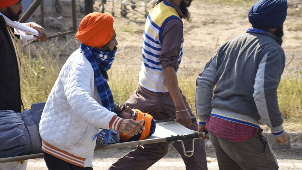 ਪੁਲਿਸ ਦਾ ਕਹਿਣਾ ਹੈ ਕਿ ਕਿਸਾਨਾਂ ਨੂੰ ਦਿੱਲੀ ਜਾ ਕੇ ਪਰਮਿਸ਼ਨ ਲੈਣੀ ਚਾਹਿਦ ਹੈ। ਕਿਸਾਨ ਵੱਲੋਂ ਲਾਗਾਤਰ ਅੱਗੇ ਵਧਣ ਦੀ ਕੋਸ਼ਿਸ਼ ਕੀਤੀ ਜਾ ਰਹੀ ਹੈ। ਪੁਲਿਸ ਦੀ ਕਾਰਵਾਈ ਕਾਰਨ ਕਈ ਕਿਸਾਨਾਂ ਦੇ ਜ਼ਖ਼ਮੀ ਹੋਣ ਦੀ ਖ਼ਬਰ ਹੈ। ਜਿਨ੍ਹਾਂ ਨੂੰ ਇਲਾਜ ਲਈ ਹਸਪਤਾਲ ਭੇਜ ਦਿੱਤਾ ਗਿਆ ਹੈ। ( Pic Credit: PTI )
