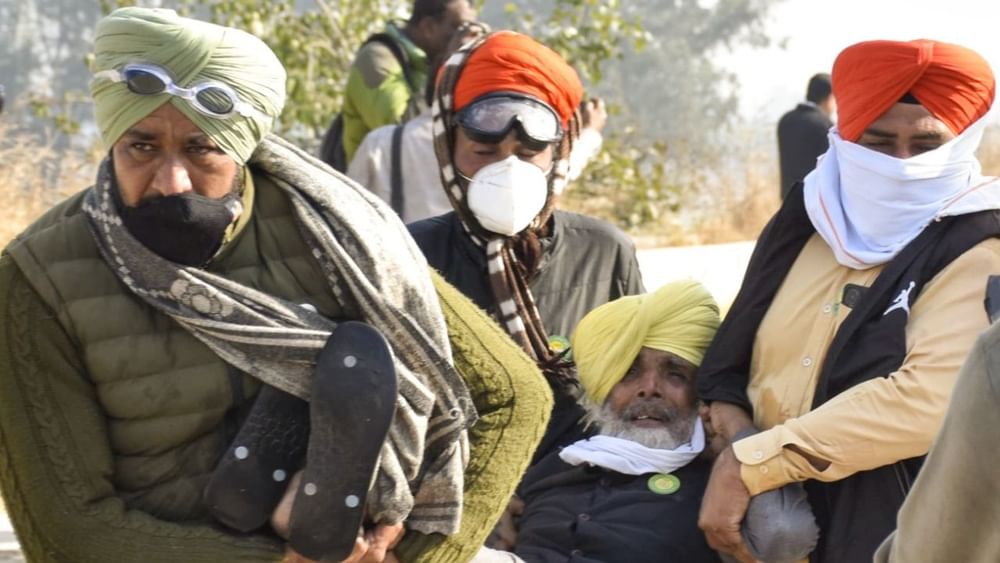 ਅੱਜ 101 ਕਿਸਾਨਾਂ ਦਾ ਜਥਾ ਦੁਪਹਿਰ 12 ਵਜੇ ਸ਼ੰਭੂ ਸਰਹੱਦ ਤੋਂ ਦਿੱਲੀ ਲਈ ਰਵਾਨਾ ਹੋਇਆ। ਕਿਸਾਨਾਂ ਨੇ ਪਹਿਲਾਂ ਵੀ ਦੋ ਵਾਰ ਦਿੱਲੀ ਕੂਚ ਦੀ ਕੋਸ਼ਿਸ਼ ਕੀਤੀ ਸੀ ਪਰ ਦੋਵੇਂ ਵਾਰ ਹਰਿਆਣਾ ਪੁਲਿਸ ਨੇ ਉਨ੍ਹਾਂ ਨੂੰ ਅੱਗੇ ਵਧਣ ਤੋਂ ਰੋਕ ਦਿੱਤਾ ਸੀ। ( Pic Credit: PTI )