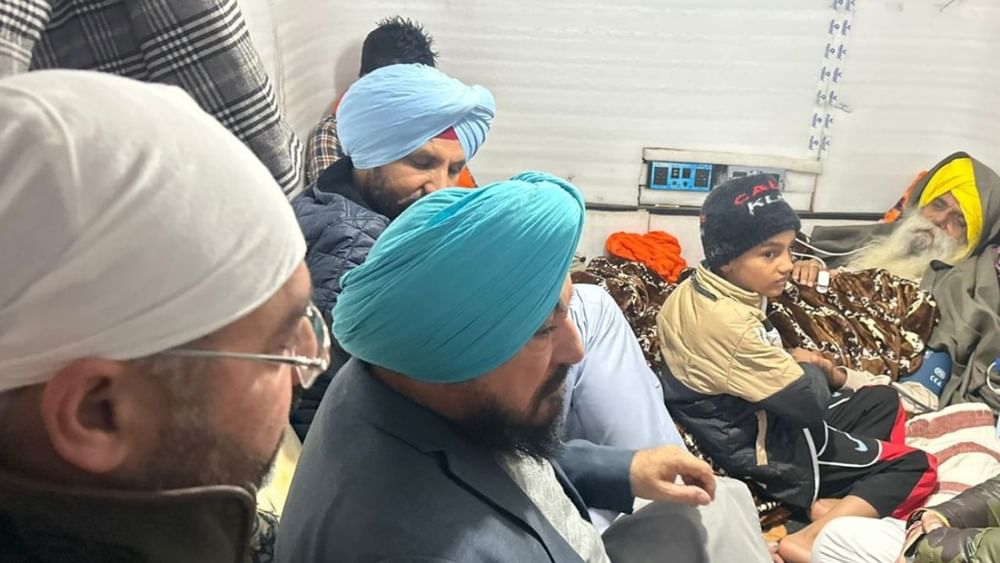 ਕਾਂਗਰਸ MP ਰਾਜਾ ਵੜਿੰਗ ਨੇ ਫੋਟੋਆਂ ਟਵਿੱਟ ਕਰ ਲਿਖਿਆ- ਮੈਂ ਸਾਰੇ ਪੰਜਾਬੀਆਂ ਨੂੰ ਅਪੀਲ ਕਰਦਾ ਹਾਂ ਕਿ ਉਹ ਇੱਕਜੁੱਟ ਹੋਣ, ਡੱਲੇਵਾਲ ਜੀ ਦਾ ਸਮਰਥਨ ਕਰਨ, ਅਤੇ ਸਾਡੇ ਕਿਸਾਨਾਂ ਅਤੇ ਖੇਤੀਬਾੜੀ ਦੀ ਰੱਖਿਆ ਕਰਨ। Pic Credit: Social Media