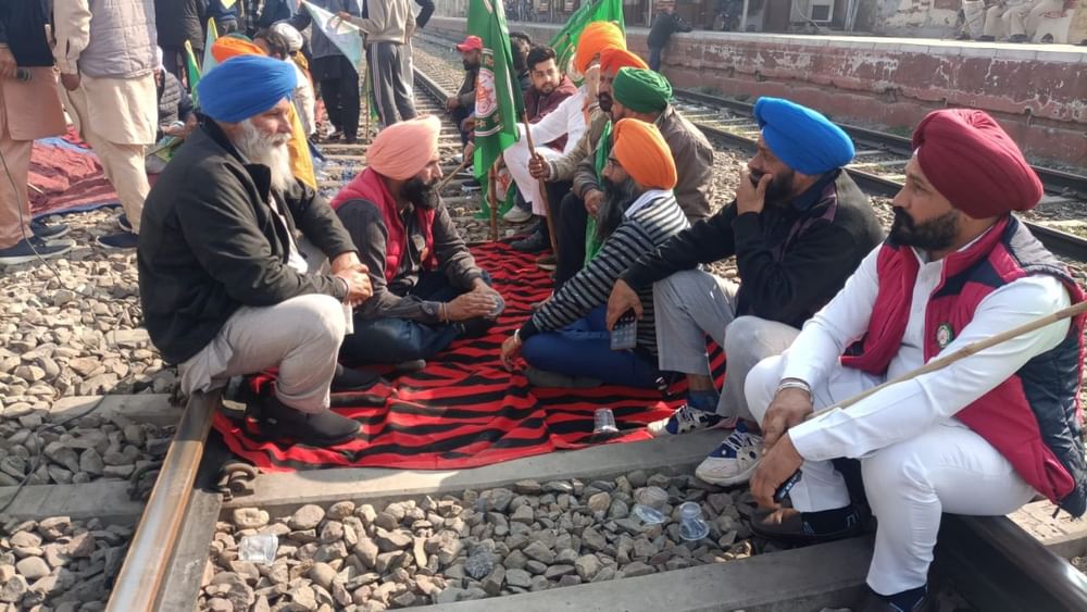ਕਮੇਟੀ ਨੂੰ ਭੇਜੇ ਪੱਤਰ ਵਿੱਚ ਕਿਸਾਨ ਆਗੂ ਜਗਜੀਤ ਸਿੰਘ ਡੱਲੇਵਾਲ ਨੇ ਲਿਖਿਆ ਹੈ ਕਿ ਪਹਿਲਾਂ ਹੀ ਸ਼ੱਕ ਸੀ ਕਿ ਕਮੇਟੀਆਂ ਸਿਰਫ਼ ਅਨਾਜ ਦੀ ਸਪਲਾਈ ਲਈ ਬਣਾਈਆਂ ਜਾਂਦੀਆਂ ਹਨ। ਇਸ ਦੇ ਬਾਵਜੂਦ ਆਪ ਸਭ ਦਾ ਸਤਿਕਾਰ ਕਰਦਿਆਂ ਕਿਸਾਨਾਂ ਦਾ ਵਫ਼ਦ 4 ਨਵੰਬਰ ਨੂੰ ਕਮੇਟੀ ਮੈਂਬਰਾਂ ਨੂੰ ਮਿਲਿਆ। ਪਰ ਇੰਨੀ ਗੰਭੀਰ ਸਥਿਤੀ ਦੇ ਬਾਵਜੂਦ ਕਮੇਟੀ ਨੂੰ ਅਜੇ ਤੱਕ ਸ਼ੰਭੂ ਅਤੇ ਖਨੌਰੀ ਬਾਰਡਰ ਦਾ ਦੌਰਾ ਕਰਨ ਦਾ ਸਮਾਂ ਨਹੀਂ ਮਿਲ ਸਕਿਆ ਹੈ।
