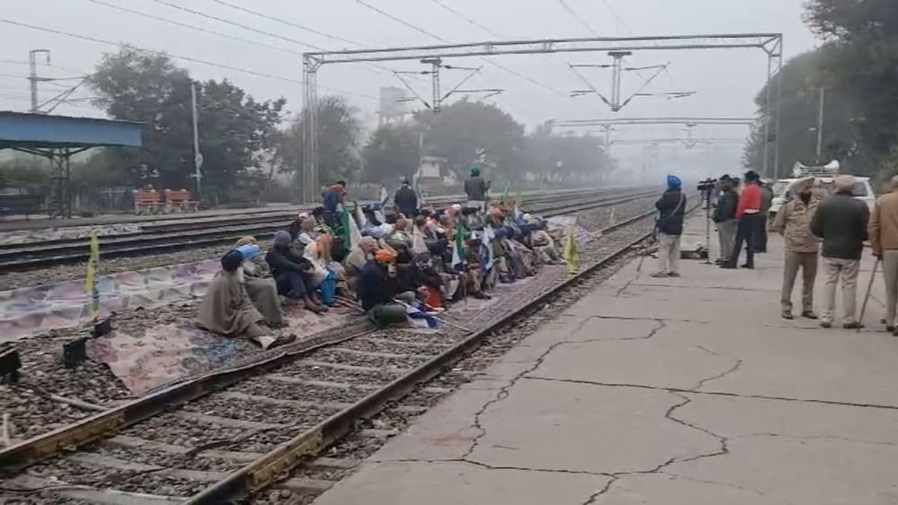 ਰੇਲ ਗੱਡੀਆਂ ਰੱਦ ਹੋਣ ਦੀ ਅਨਾਉਂਸਮੈਂਟ ਤੋਂ ਬਾਅਦ ਯਾਤਰੀ ਹਤਾਸ਼ ਅਤੇ ਪ੍ਰੇਸ਼ਾਨ ਨਜ਼ਰ ਆ ਰਹੇ ਹਨ। ਕਈ ਯਾਤਰੀਆਂ ਦਾ ਕਹਿਣਾ ਹੈ ਕਿ ਉਹਨਾਂ ਨੂੰ ਇਸ ਬੰਦ ਦੀ ਜਾਣਕਾਰੀ ਨਹੀਂ ਸੀ। ਜਿਸ ਕਾਰਨ ਉਹ ਗੱਡੀ ਚੜਣ ਲਈ ਸਟੇਸ਼ਨ ਤੇ ਆ ਗਏ।