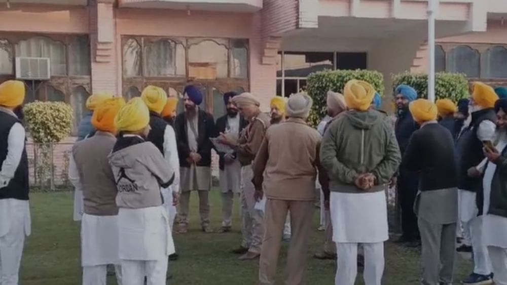 ਇਸ ਸੁਰੱਖਿਆ ਘੇਰੇ ਵਿੱਚ ਦੋ ਐਸਪੀ ਰੈਂਕ ਦੇ ਅਧਿਕਾਰੀ ਤਾਇਨਾਤ ਕੀਤੇ ਗਏ ਹਨ। ਇਸ ਦੇ ਨਾਲ ਹੀ ਸੁਰੱਖਿਆ ਲਿਹਾਜੇ ਦੇ ਨਾਲ ਸੁਖਬੀਰ ਬਾਦਲ ਦੇ ਆਲੇ-ਦੁਆਲੇ ਸ਼੍ਰੋਮਣੀ ਕਮੇਟੀ ਦੀ ਟਾਸਕ ਫੋਰਸ ਵੀ ਤਾਇਨਾਤ ਕੀਤੀ ਗਈ।