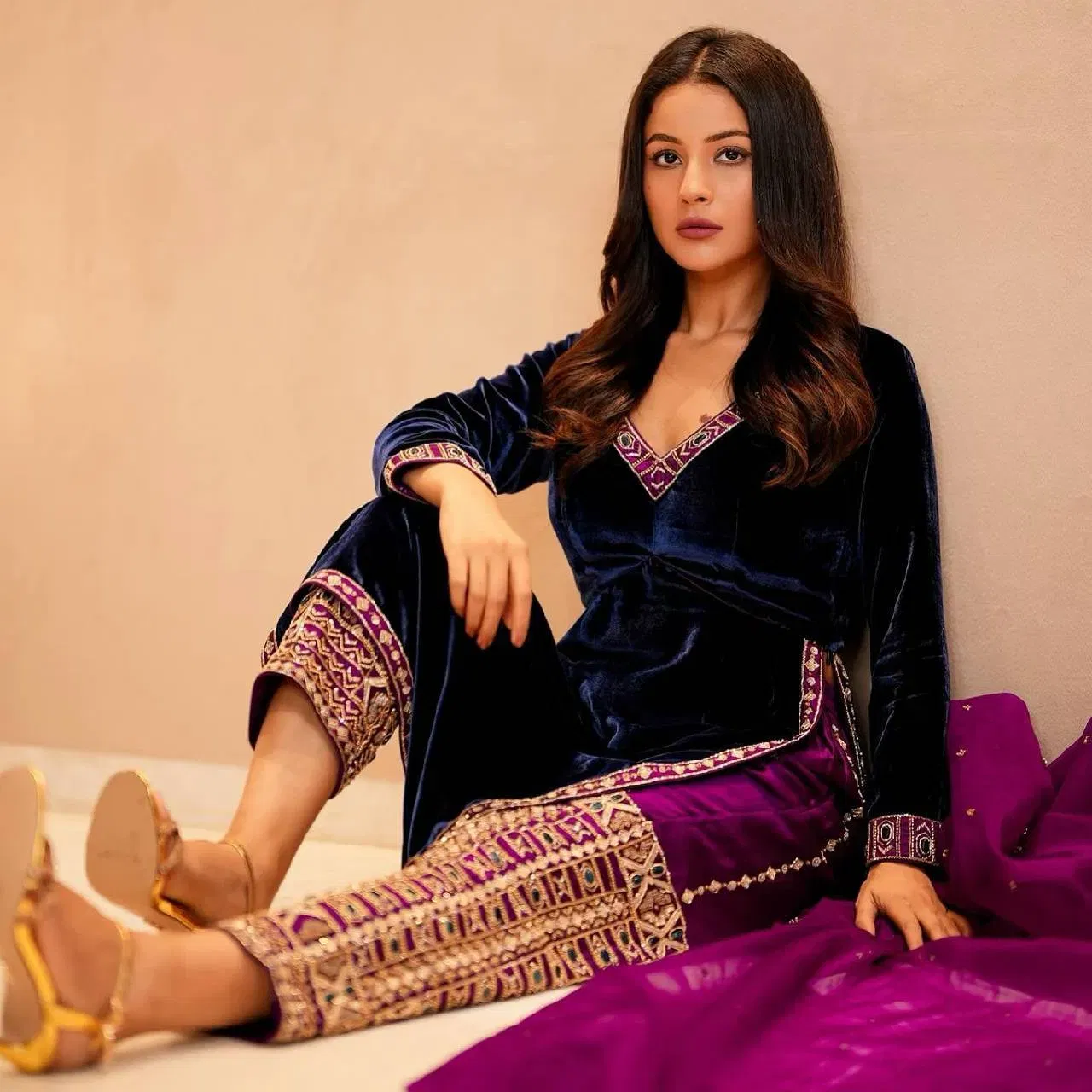 ਸ਼ਹਿਨਾਜ਼ ਗਿੱਲ ਨੇ ਨਾਇਰਾ ਕੱਟ ਸਟਾਈਲ ਵਿੱਚ Velvet ਸੂਟ ਪਾਇਆ ਸੀ। ਤੁਸੀਂ ਵੀ ਵੈਡਿੰਗ ਫੰਕਸ਼ਨ ਲਈ ਅਭਿਨੇਤਰੀ ਦੇ ਇਸ ਲੁੱਕ ਤੋਂ ਆਈਡਿਆ ਲੈ ਸਕਦੇ ਹੋ। ਕੰਟ੍ਰਾਸਟ ਵਿੱਚ ਇਹ ਸੂਟ ਬੇਹਤਰੀਨ ਲੱਗਦਾ ਹੈ। ਨਾਲ ਹੀ ਇਸ ਤੇ ਗੋਲਡਨ ਵਰਕ ਸੂਟ ਇਸ ਵਿੱਚ ਚਾਰ ਚੰਨ ਲਗਾ ਰਿਹਾ ਹੈ। ਤੁਸੀਂ ਵੀ ਨਾਇਰਾ ਕੱਟ ਸਟਾਈਲ ਵਿੱਚ ਸਿਲਾਈ ਵਾਲਾ Velvet ਸੂਟ ਪਾ ਸਕਦੇ ਹੋ। ( Credit : shehnaazgill )