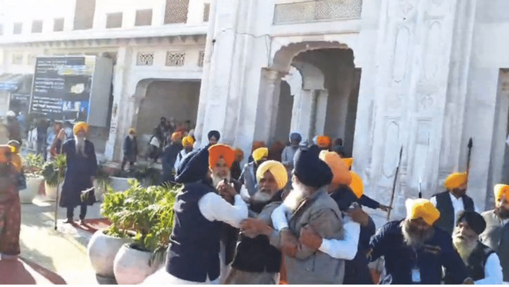 ਮਿਲੀ ਜਾਣਕਾਰੀ ਮੁਤਾਬਕ ਹਮਲਾਵਰ ਦਾ ਨਾਮ ਨਰਾਇਣ ਸਿੰਘ ਚੌੜਾ ਦੱਸਿਆ ਜਾ ਰਿਹਾ ਹੈ। ਉਸ ਦਾ ਸੰਬੰਧ ਦਲ ਖਾਲਸਾ ਦੇ ਨਾਲ ਹੈ।