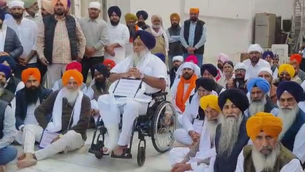 ਸ੍ਰੀ ਅਕਾਲ ਤਖ਼ਤ ਸਾਹਿਬ ਵੱਲੋਂ ਸੁਣਾਈ ਸਜ਼ਾ ਦੀ ਪਾਲਣਾ ਕਰਦੇ ਦਿਖੇ ਅਕਾਲੀ ਲੀਡਰ, ਦੇਖੋ ਫੋਟੋਆਂ