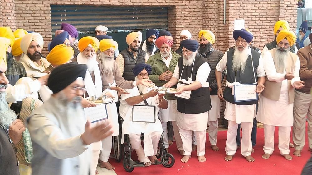 ਡੇਰਾ ਸੱਚਾ ਸੌਦਾ ਮੁਖੀ ਰਾਮ ਰਹੀਮ ਨੂੰ 9 ਸਾਲ ਪਹਿਲਾਂ ਮੁਆਫ਼ੀ ਦੇਣ ਅਤੇ ਕੇਸ ਵਾਪਸ ਲੈਣ ਦੇ ਮਾਮਲੇ ਵਿੱਚ ਦੋਸ਼ੀ ਸੁਖਬੀਰ ਸਿੰਘ ਬਾਦਲ ਨੂੰ ਸ੍ਰੀ ਅਕਾਲ ਤਖ਼ਤ ਸਾਹਿਬ ਵੱਲੋਂ ਸਜ਼ਾ ਸੁਣਾਈ ਗਈ ਹੈ।