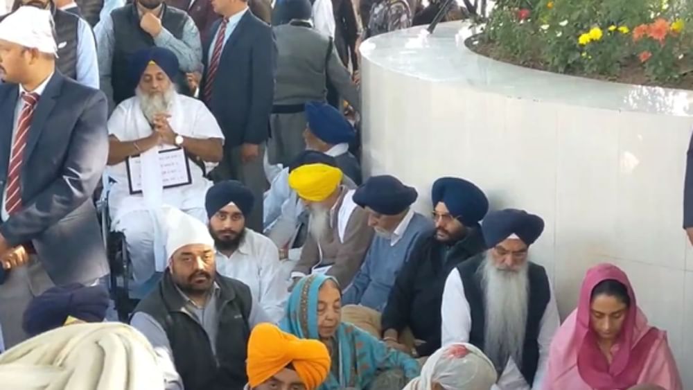 ਸ੍ਰੀ ਅਕਾਲ ਤਖ਼ਤ ਸਾਹਿਬ ਨੇ 2 ਦਸੰਬਰ ਨੂੰ ਫੈਸਲੇ ਵਾਲੇ ਦਿਨ ਕਿਹਾ ਸੀ ਕਿ ਜੇਕਰ ਅਕਲ ਤਖ਼ਤ ਚਾਹੇ ਤਾਂ 50 ਸ਼੍ਰੋਮਣੀ ਅਕਾਲੀ ਦਲ ਬਣਾ ਸਕਦਾ ਹੈ ਪਰ 100 ਅਕਾਲੀ ਦਲ ਮਿਲ ਕੇ ਵੀ ਸ੍ਰੀ ਅਕਾਲ ਤਖ਼ਤ ਨਹੀਂ ਬਣਾ ਸਕਦੇ।
