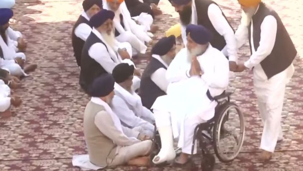 ਸੇਵਾਦਾਰ ਦਾ ਚੋਲਾ ਪਾ ਕੇ ਨਿਭਾਉਣਗੇ ਸੇਵਾ,  ਸੁਖਬੀਰ ਬਾਦਲ ਨੂੰ ਮਿਲੀ ਧਾਰਮਿਕ ਸਜ਼ਾ, ਵੋਖੇ PHOTOS