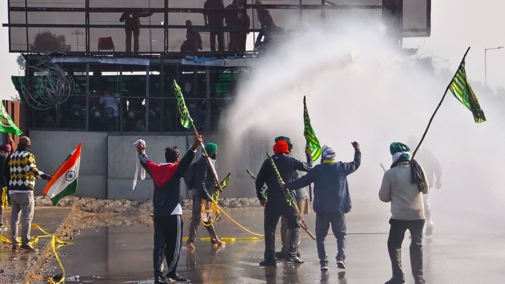 ਉਨ੍ਹਾਂ ਕਿਹਾ ਕਿ ਹਰ ਵਾਰ ਹਰਿਆਣਾ ਪੁਲਿਸ ਵੱਲੋਂ ਦਿੱਲੀ ਵੱਲ ਵਧਣ ਵਾਲੇ ਸਾਡੇ ਗਰੁੱਪ ਖ਼ਿਲਾਫ਼ ਕਾਰਵਾਈ ਕੀਤੀ ਜਾਂਦੀ ਹੈ। ਕਿਸਾਨਾਂ ‘ਤੇ ਹਮਲੇ ਹੋ ਰਹੇ ਹਨ ਅਤੇ ਇਸ ਕਾਰਨ ਸਰਕਾਰ ਨੂੰ ਬੇਨਕਾਬ ਕੀਤਾ ਜਾ ਰਿਹਾ ਹੈ। ਸਾਡਾ ਸੁਨੇਹਾ ਦੇਸ਼ ਦੇ ਹਰ ਪਿੰਡ ਤੱਕ ਪਹੁੰਚ ਰਿਹਾ ਹੈ। ਇਸ ਕਾਰਨ ਹਿੱਲੀ ਹੋਈ ਸਰਕਾਰ ਸਾਡੇ ਖਿਲਾਫ ਅਜਿਹੇ ਕਦਮ ਚੁੱਕ ਰਹੀ ਹੈ। ( Pic Credit: PTI )