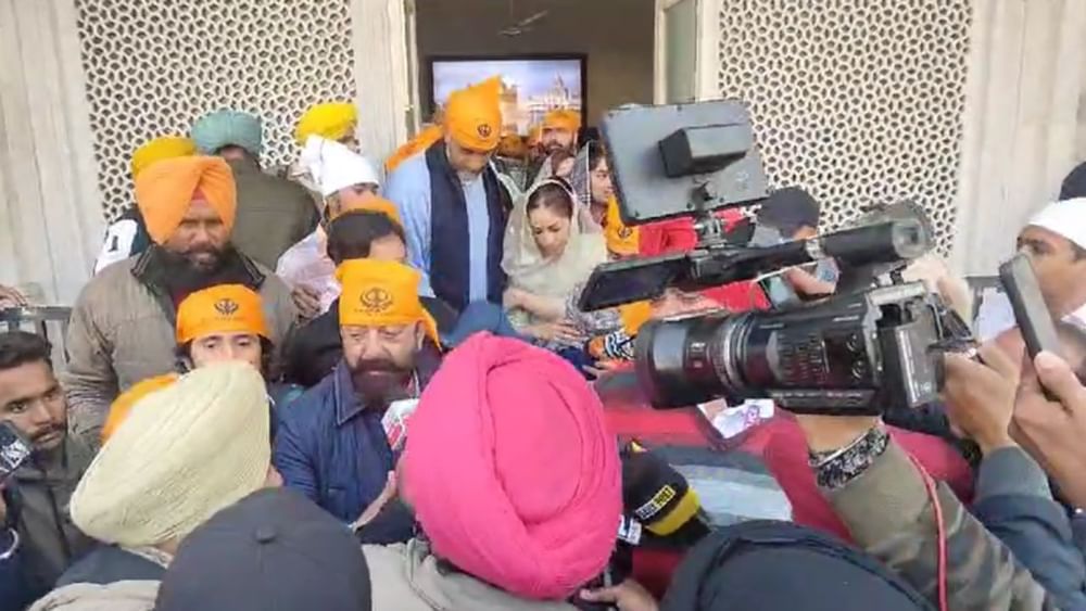 ਇਸ ਦੌਰਾਨ ਐਕਟ੍ਰੈਸ ਯਾਮੀ ਗੌਤਮ ਨੇ ਕਿਹਾ ਕਿ ਉਨ੍ਹਾਂ ਨੂੰ ਆਪਣੇ ਪਰਿਵਾਰ ਸਮੇਤ ਇੱਥੇ ਆ ਕੇ ਬਹੁਤ ਹੀ ਸੁਕੂਨ ਪ੍ਰਾਪਤ ਹੋਇਆ ਹੈ। ਉਹ ਪਹਿਲੀ ਵਾਰ ਆਪਣੇ ਪੂਰੇ ਪਰਿਵਾਰ ਸਮੇਤ ਇੱਥੇ ਆਏ ਹਨ। ਉਨ੍ਹਾਂ ਕਿਹਾ ਕਿ ਉਨ੍ਹਾਂ ਨੇ ਸਰਬਤ ਦੇ ਭਲੇ ਦੀ ਅਰਦਾਸ ਕੀਤੀ ਹੈ।