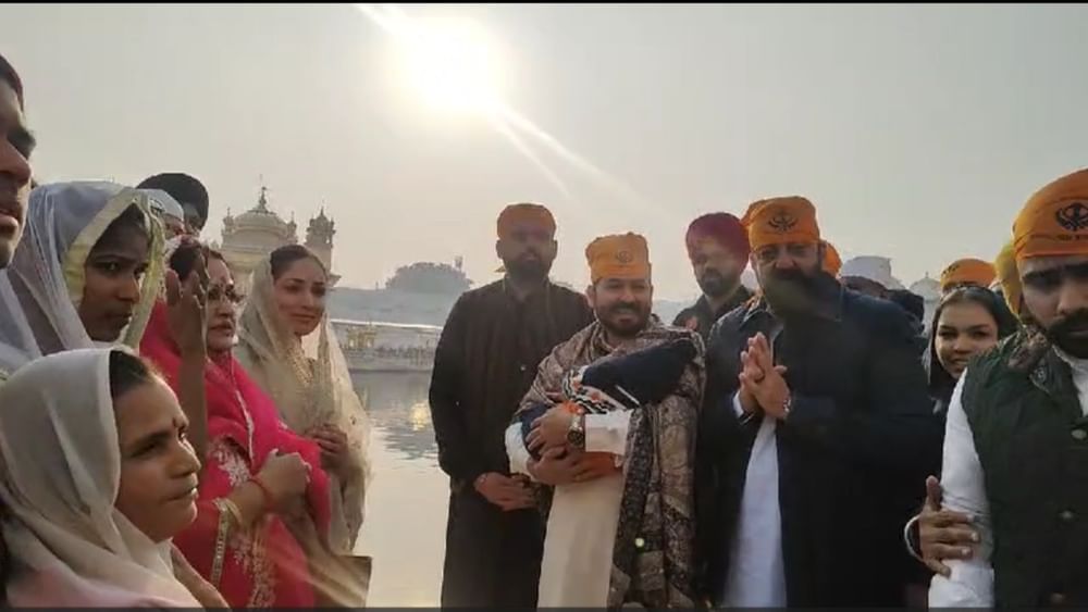 ਬਾਲੀਵੁੱਡ ਦੇ ਕਲਾਕਾਰ ਸੰਜੇ ਦੱਤ, ਯਾਮੀ ਗੌਤਮ ਅਤੇ ਉਨਾਂ ਦੇ ਪਤੀ ਆਦਿੱਤਿਆ ਧਰ ਗੁਰੂ ਦੀ ਨਗਰੀ ਅੰਮ੍ਰਿਤਸਰ ਪੁੱਜੇ 'ਤੇ ਸੱਚਖੰਡ ਸ੍ਰੀ ਹਰਿ ਮੰਦਰ ਸਾਹਿਬ ਨਤਮਸਤਕ ਹੋਏ। ਜਿੱਥੇ ਉਨ੍ਹਾਂ ਨੇ ਸਰਬੱਤ ਦੇ ਭਲੇ ਦੀ ਅਰਦਾਸ ਕੀਤੀ।