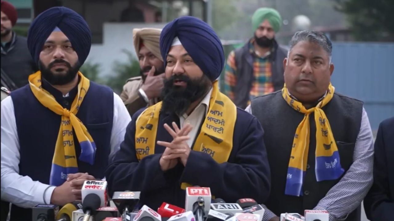 ਜਸਬੀਰ ਗੜ੍ਹੀ AAP ‘ਚ ਸ਼ਾਮਲ, BSP ਦੇ ਸਨ ਸਾਬਕਾ ਸੂਬਾ ਪ੍ਰਧਾਨ ਜਸਬੀਰ ਗੜ੍ਹੀ AAP ‘ਚ ਸ਼ਾਮਲ, BSP ਦੇ ਸਨ ਸਾਬਕਾ ਸੂਬਾ ਪ੍ਰਧਾਨ